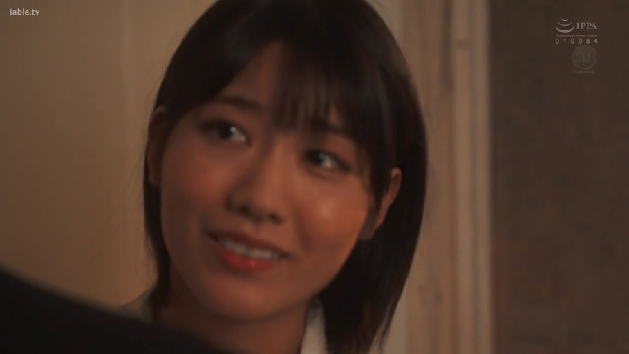 Indoor · 温柔 · white shirt · 面部特写 · Gaze · 侧头 · Shallow depth of field