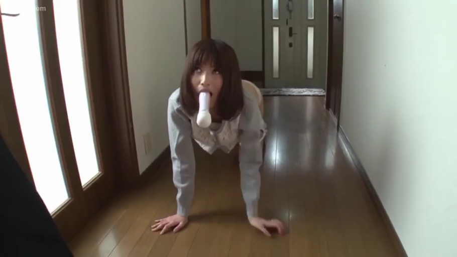 顔のクローズアップ · 爬行 · マッサージャー · 日本AV · 室内廊下 · 灰色开衫 · 翻白眼 · 口に含む