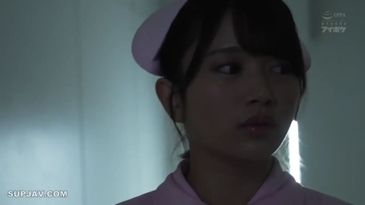 室内 · 严肃 · 护士帽 · 护士服 · 站立 · 侧身 · 面部特写