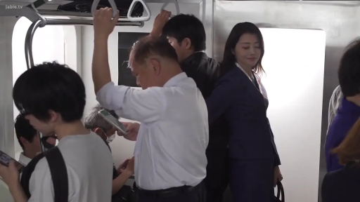 职业西装 · 中景 · 平静 · 电车车厢 · 拥挤 · 拉环 · 站立扶手 · 通勤乘车