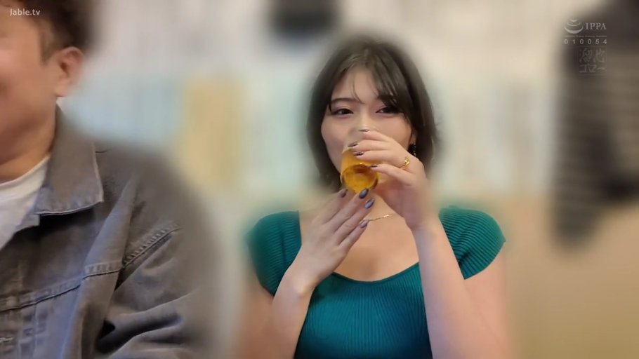 坐姿 · 紧身针织衫 · 巨乳 · 中景 · 平静 · 酒杯 · 居酒屋 · 喝酒