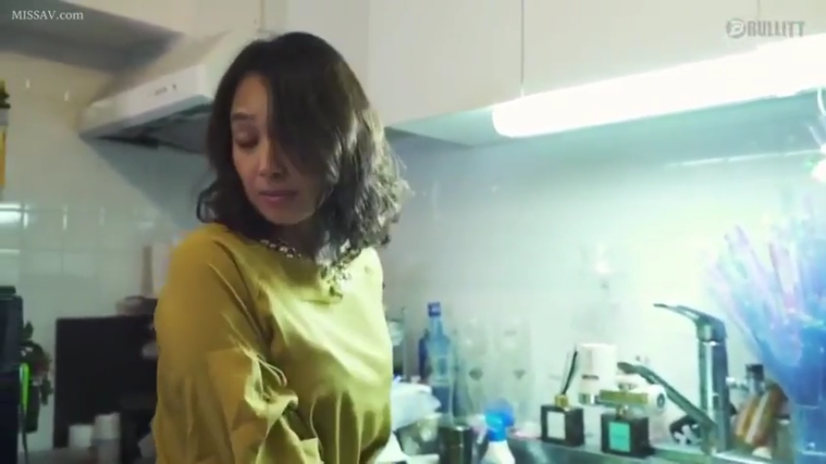 白背景 · 交谈 · 中景 · 包袋 · 正经 · 并排坐姿 · 商务西装 · 字幕覆盖