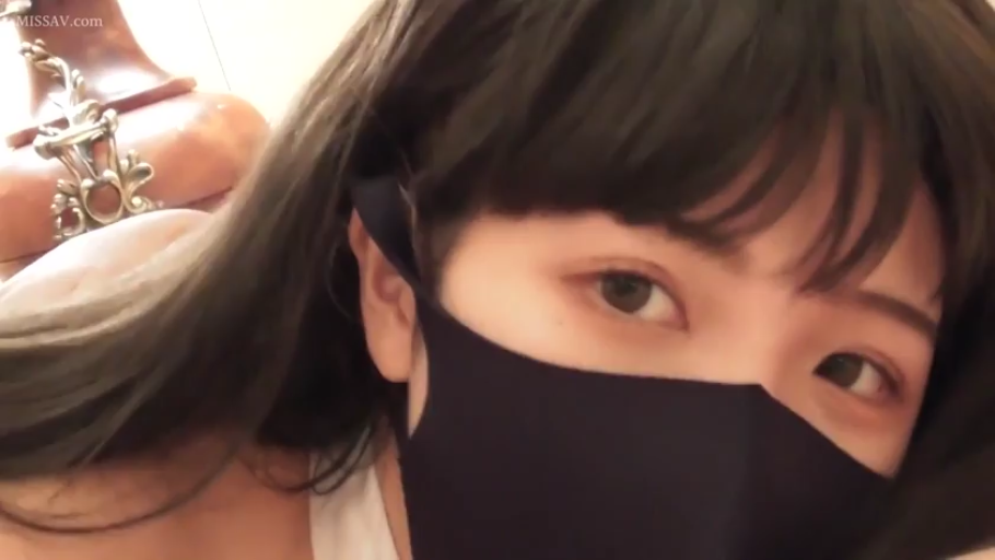 室内 · 脸部特写 · 平静 · 白色背心 · 注视镜头 · 长发 · 侧躺 · 黑色口罩