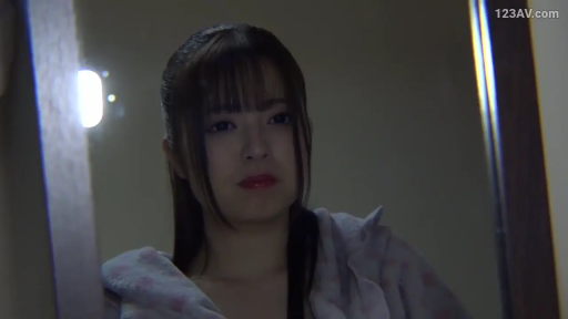 室内 · 站立 · 平静 · 面部特写 · 镜子 · 照镜子 · 黑发 · 印花睡衣