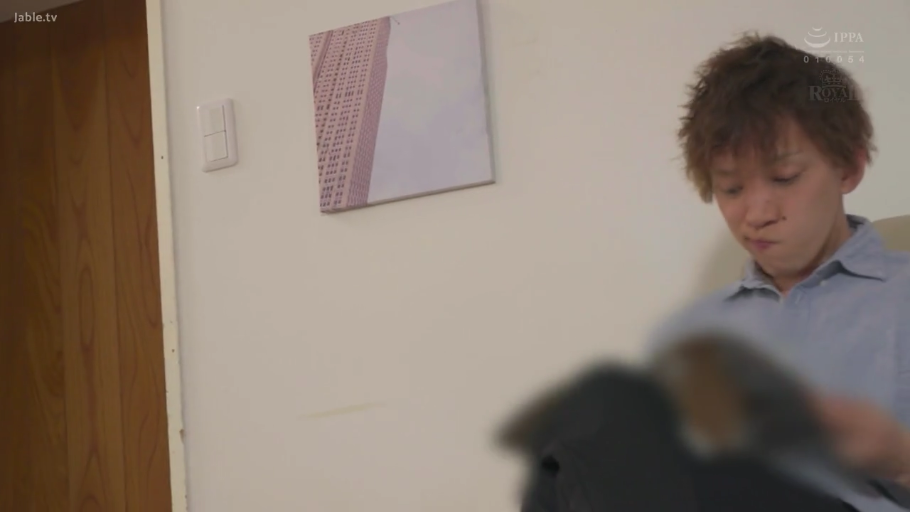 Indoor · Sitting Posture · Serious · Medium shot · Observation · shirt · 挂画 · adult male