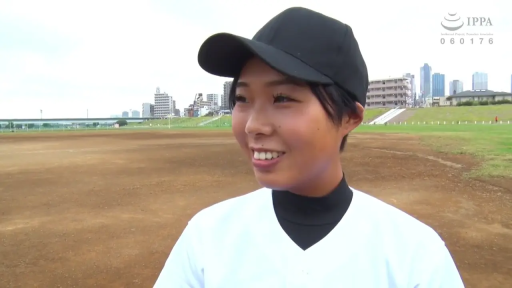 Face · Stand · Smile · Outdoor · Baseball field · Outgoing · 黑色球帽