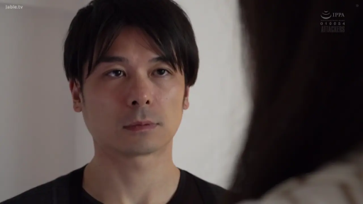 室内 · 严肃 · 脸部特写 · 站立 · 凝视 · 黑色上衣 · 成年男性