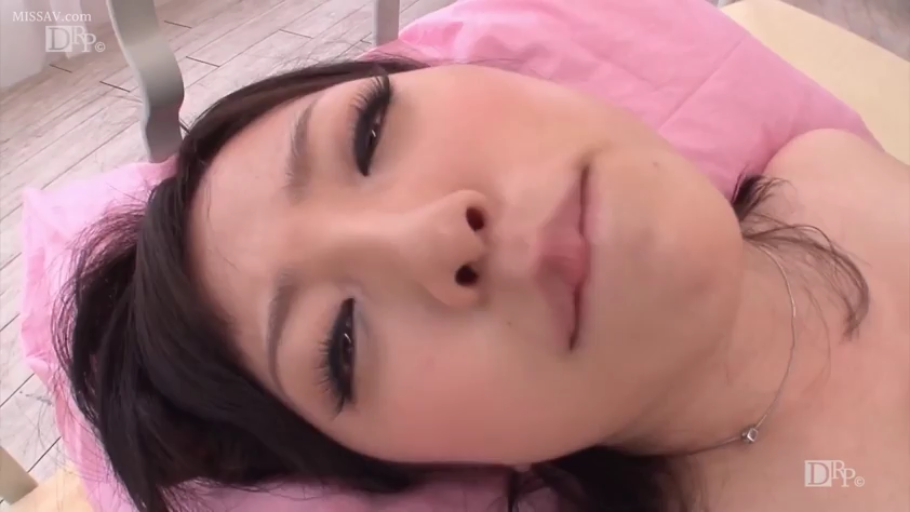 單人 · 臉部特寫 · 迷離 · 项链 · 裸體 · 凝视 · 室内床上 · 躺卧