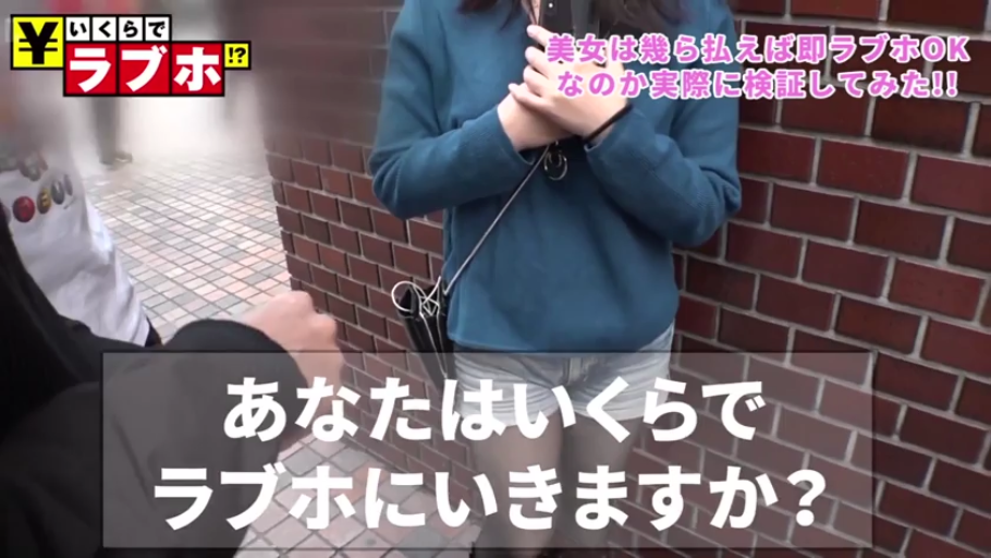 室内 · 脸部特写 · 白色上衣 · 痛苦 · 抬头 · 近景特写 · 手 · 捏嘴