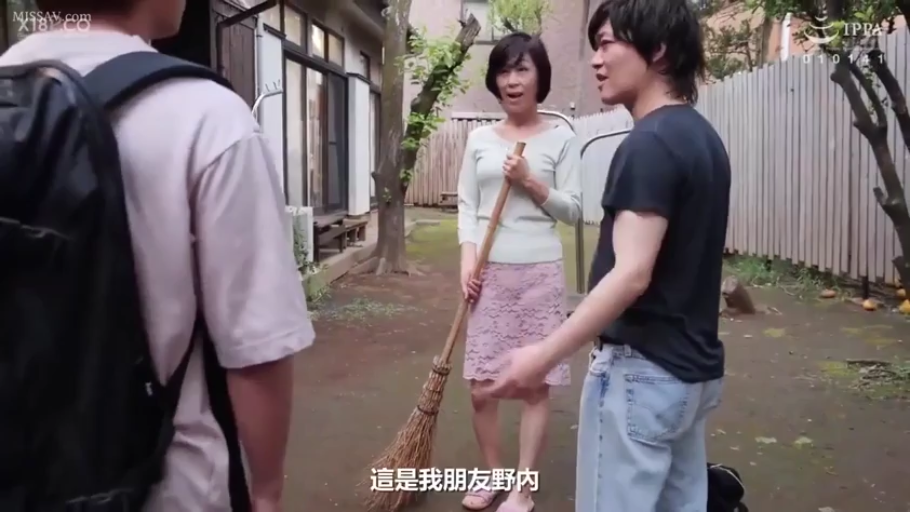 Conversation · Stand · 自然 · Casual wear · Chinese subtitles · broom · 院子