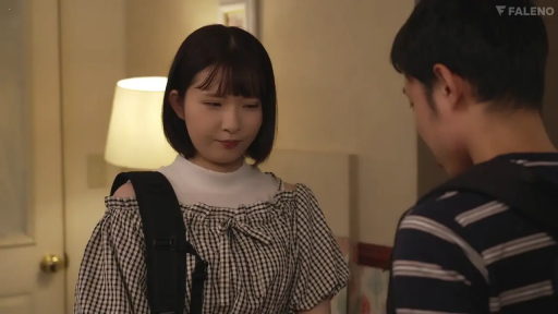 室内 · 站立 · 羞涩 · 便服 · 对视 · 背包 · 男女