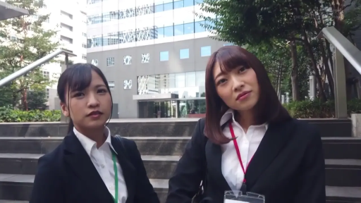 交谈 · 站立 · 微笑 · 职业装 · OL · 户外 · 工牌