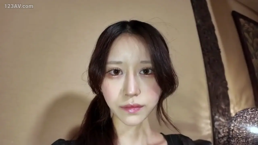 室内 · 脸部特写 · 面部潮红 · 低头姿势 · 对视镜头 · 黑色深V上衣 · 面部汗水