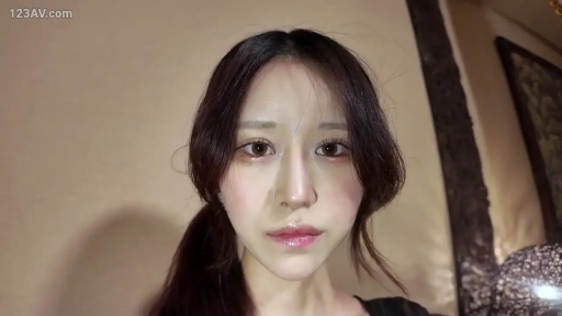 室内 · 面部 · 对视 · 凝视 · 长发 · 无表情 · 黑色吊带