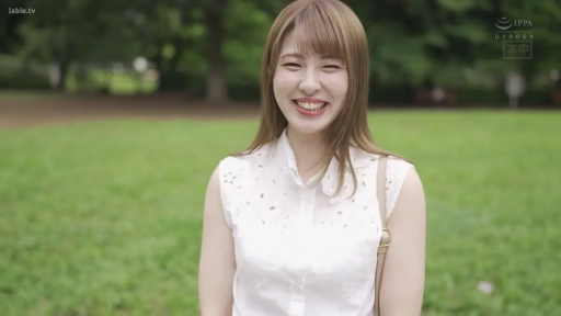 面对镜头 · 半身 · 户外 · 长发 · 白色无袖上衣 · 正面站立 · 灿烂笑容 · 肩带