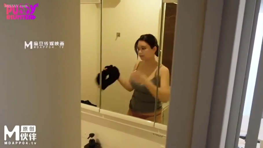 浴室 · 站立 · 红色内裤