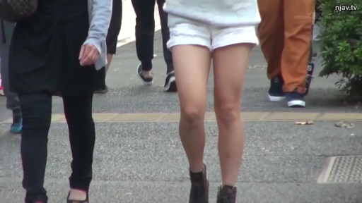 行走 · 腿部特写 · 户外街道 · 短裤 · 步行 · 街拍视角