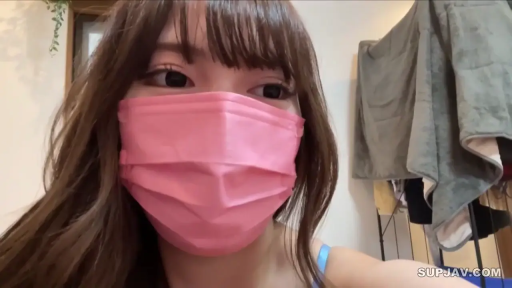 室內 · 臉部特寫 · 平靜 · 注視 · 藍色吊帶 · 正对镜头