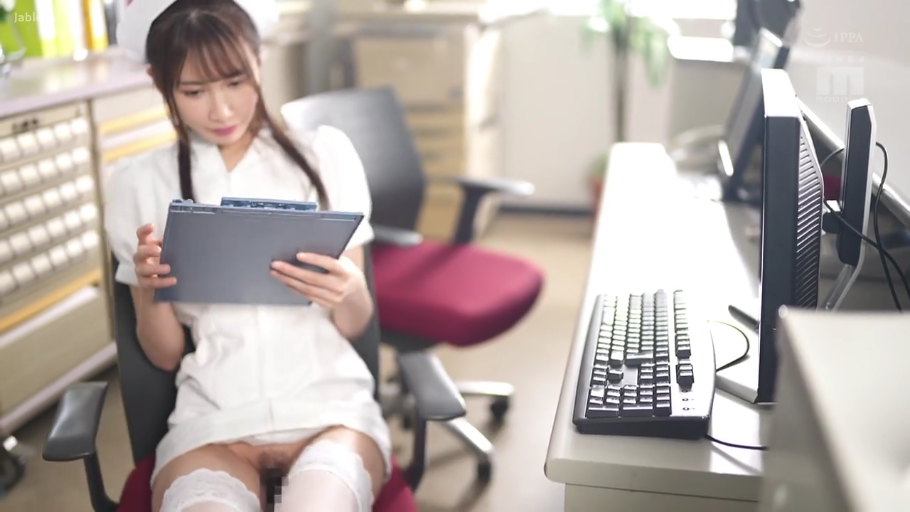 座り姿勢 · 护士服 · 集中 · 办公室 · パソコン · 办公 · 横からのクローズアップ · 白丝