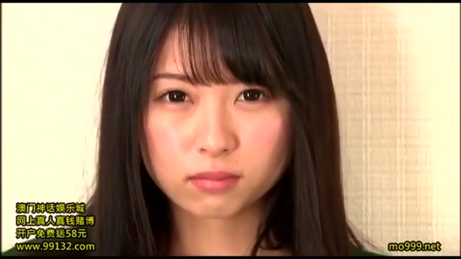 Indoor · Close-up of the face · Sit properly. · Stare · 长发 · 深色上衣 · No expression