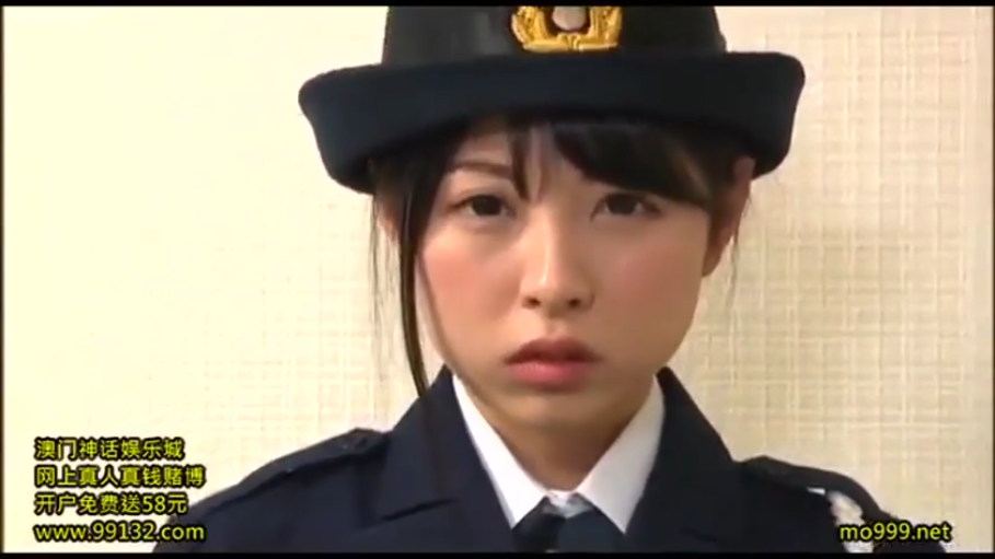 室内 · 严肃 · 脸部特写 · 注视 · 警察制服 · 正面