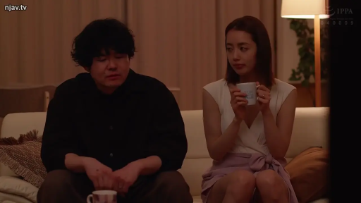 坐姿 · 忧郁 · 中景 · 白色无袖上衣 · 室内客厅 · 马克杯 · 成年人 · 持杯对坐