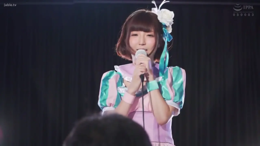 舞台 · 手持话筒 · 微笑 · Cosplay · 上半身特写 · 麦克风 · 粉色偶像服 · 唱歌