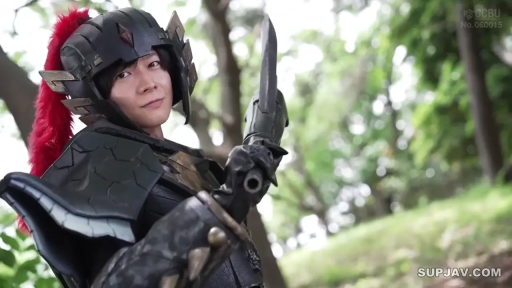 微笑 · 上半身 · 户外 · 盔甲 · 匕首 · 持械 · 侧身持刀