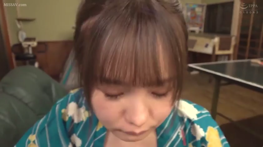 室内 · 頭を下げる · 集中 · 顔部のクローズアップ · 口交行为 · 齐刘海 · 蓝色花纹浴衣 · 乒乓球台