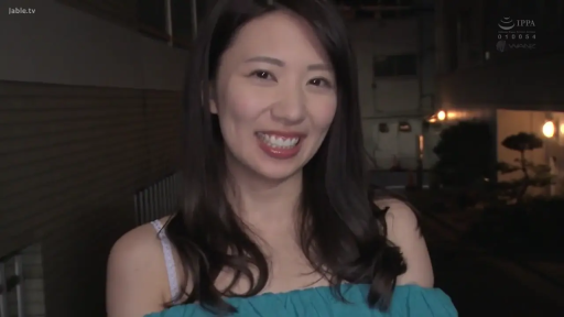 开怀 · Standing Posture · Blue off-shoulder top · 面部特写 · 捂嘴大笑 · 户外夜晚 · 半身肖像