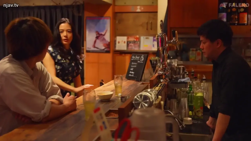 坐姿 · 交谈 · 中景 · 自然 · 酒杯 · 酒吧 · 碎花上衣