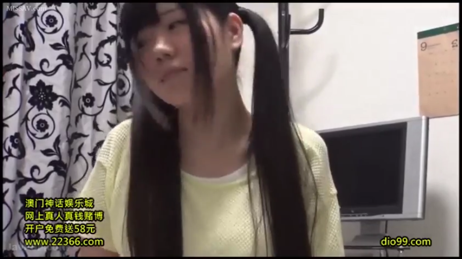 室内 · 坐姿 · 中景 · 自然 · 针织衫