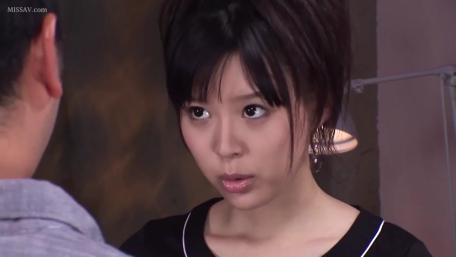 室內 · 嚴肅 · 檯燈 · 注視 · 亞洲人 · 头部特写 · 面对面 · 黑色上衣