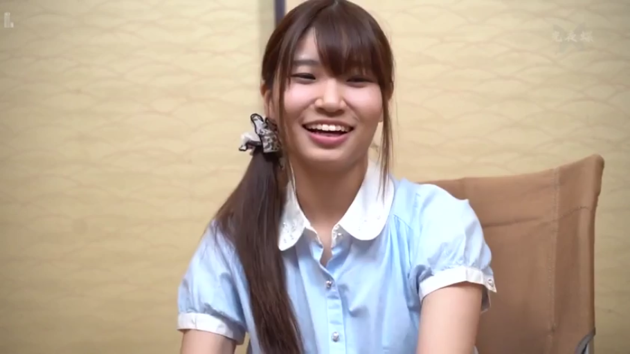 室内 · 坐姿 · 半身 · 开心 · 欢笑 · 侧马尾 · 浅蓝色短袖衬衫