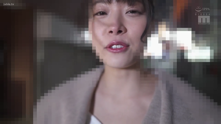 面部 · 站立 · 微笑 · 对视 · 户外 · 开衫 · 日本