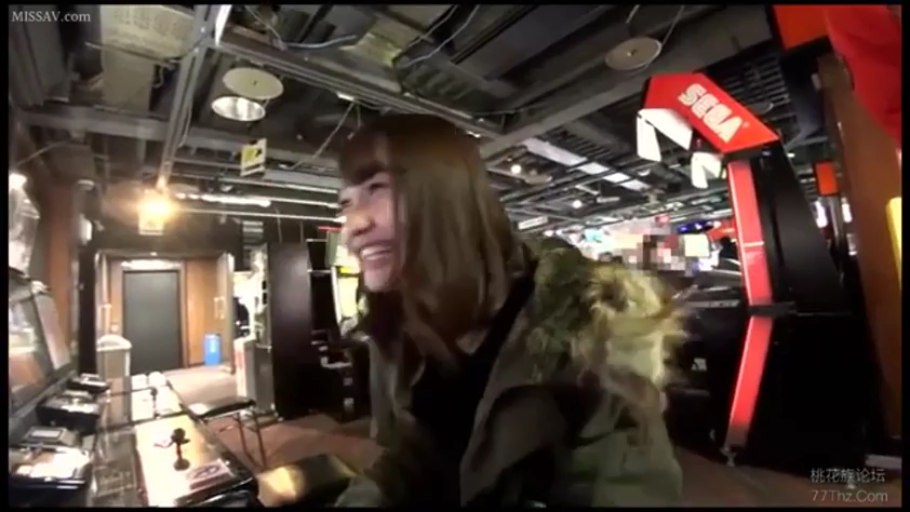 坐姿 · 侧面半身 · 游戏机 · 灿烂笑容 · 街拍 · 谈笑 · 军绿色大衣 · 电玩城