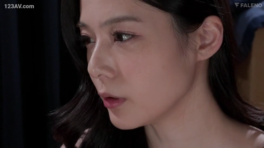 室内 · 单人 · 忧郁 · 脸部特写 · 凝视 · 裸露 · 俯首