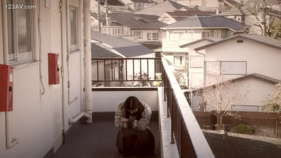 忧郁 · 针织毛衣 · 公寓楼走廊