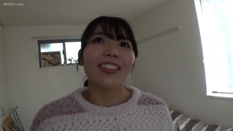 室内 · 脸部 · 站立 · 微笑 · 毛衣 · 开心