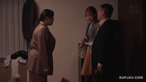 室内 · 真剣 · 站立 · 全景 · ハンドバッグ · ビジネススーツ · プロット · 対峙