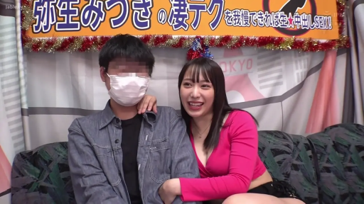 坐姿 · 微笑 · 耳饰 · 面部特写 · 对视 · 凉亭 · 黑色正装外套