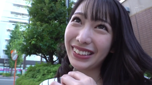 脸部特写 · 甜美 · 微笑 · 清纯 · 户外 · 仰视 · 休闲服