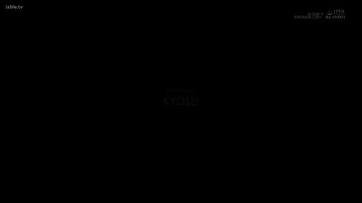 全身 · 全裸 · 背景梯子 · 裸体展示 · 简约卧室 · 屈膝仰卧 · 放松闭目 · 演员姓名标签及水印