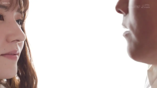 室内 · 平静 · 注视 · 面对面站立 · 侧面特写 · 正装