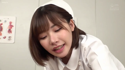 俯身 · 护士服 · 脸部特写 · 微笑 · 交流 · 短发 · 诊室 · 解剖图