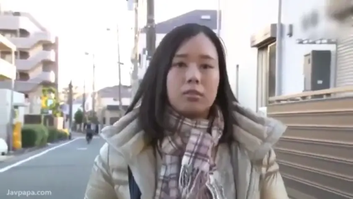 面部特写 · 无表情 · 室外街道 · 正面站立 · 冬装 · 步行