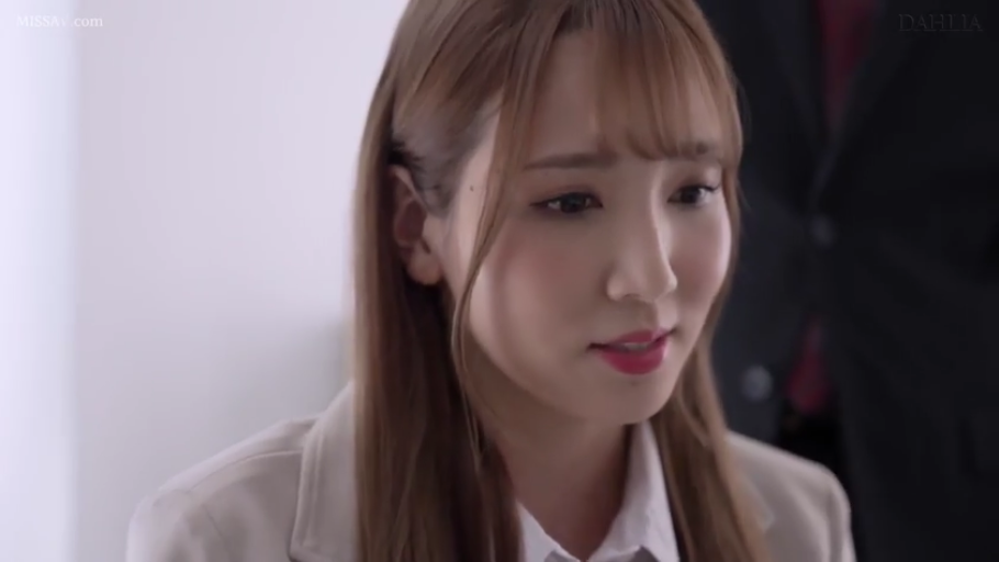 室内 · 座り姿勢 · 顔のクローズアップ · ビジネススーツ