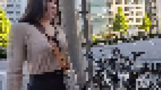 站立 · 中景 · 微笑 · 面对镜头 · 户外 · 碎花连衣裙 · 重度马赛克