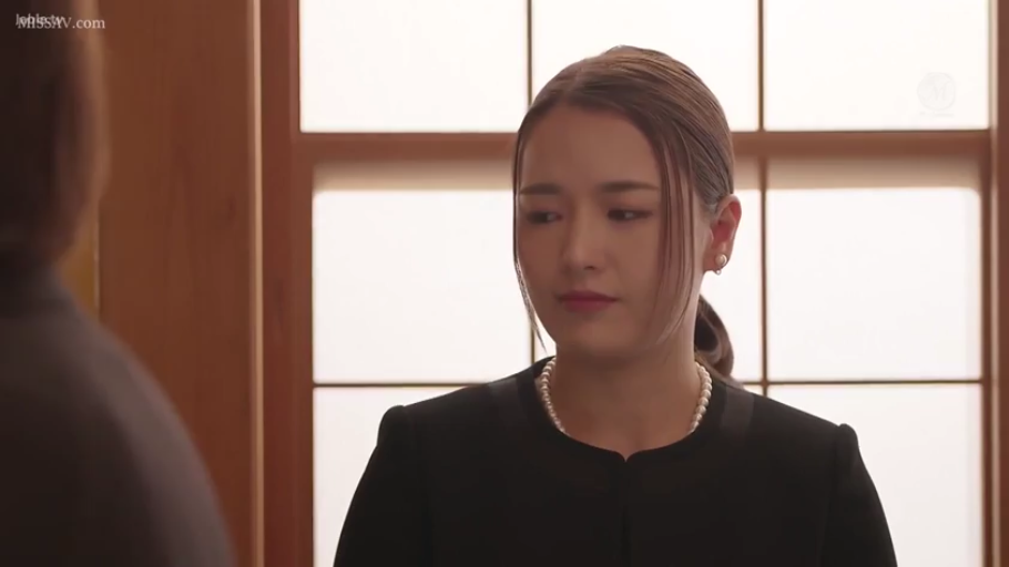 忧郁 · 站立 · 和室 · 凝视 · 头部特写 · 黑色正装