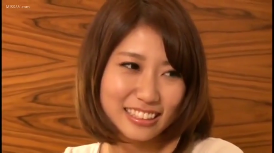 室内 · 面部特写 · 白色上衣 · 正面